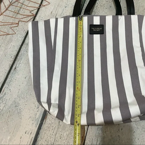 Victoria’s Secret tote beach bag large grey white striped black pocket summer - Picture 4 of 7